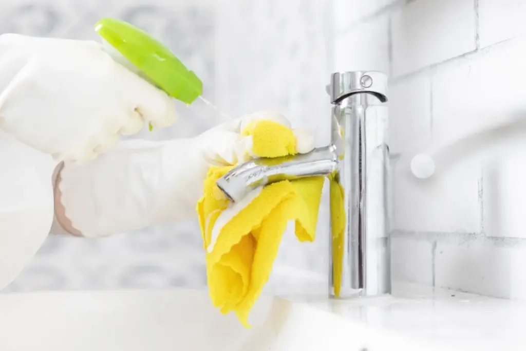 Waarom slimme huishoudens voortaan een schepje citroenzuur in de toiletpot strooien