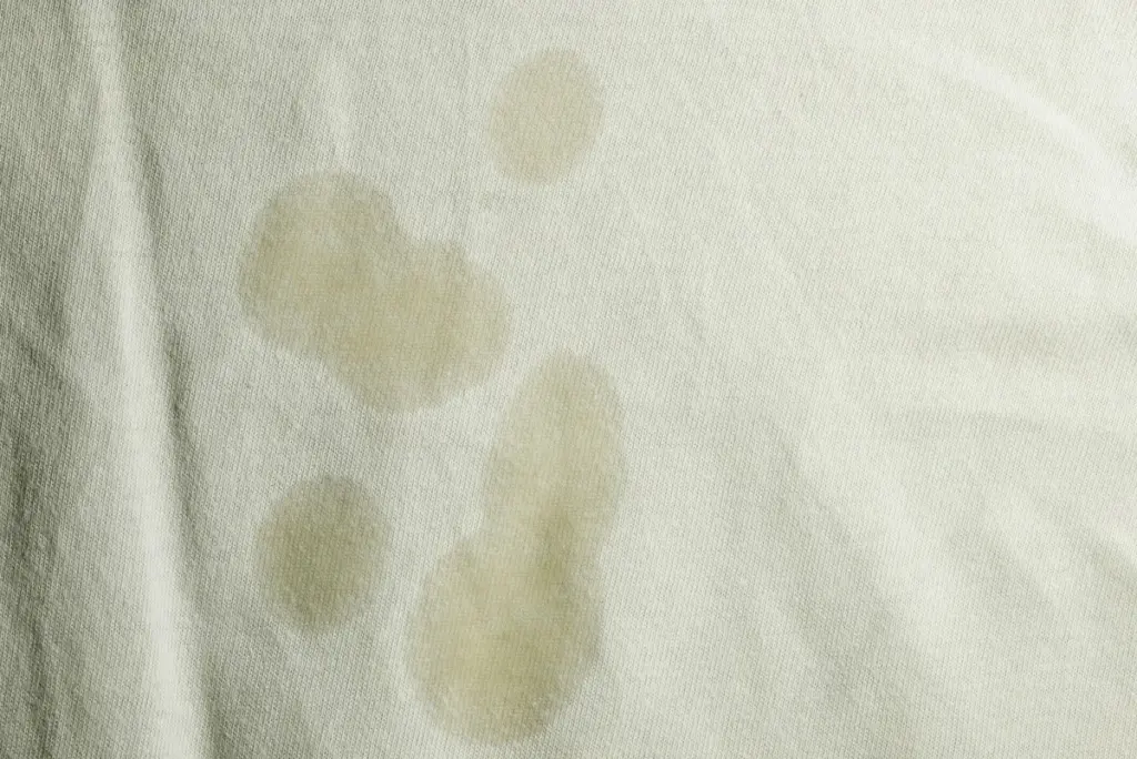 Waarom slimme mensen altijd een druppel afwasmiddel op hun kleding doen vóór het wassen